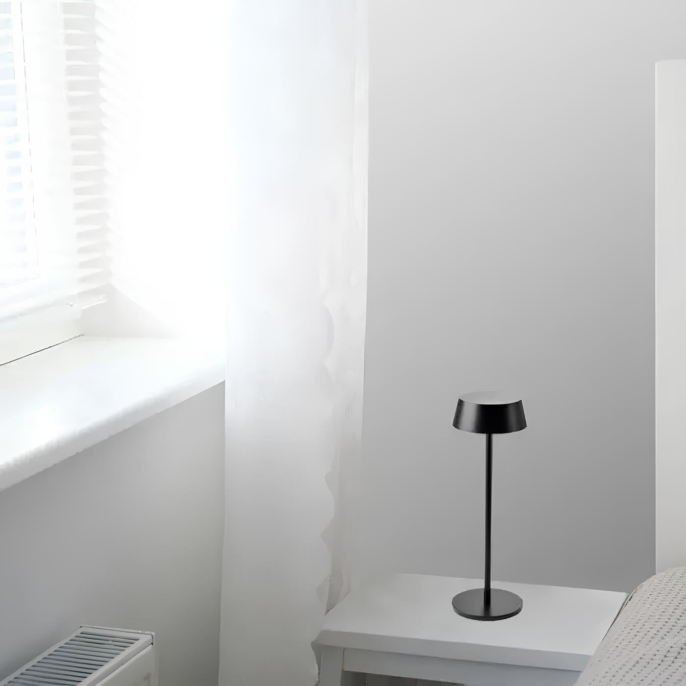 Schlanke moderne Tischlampe