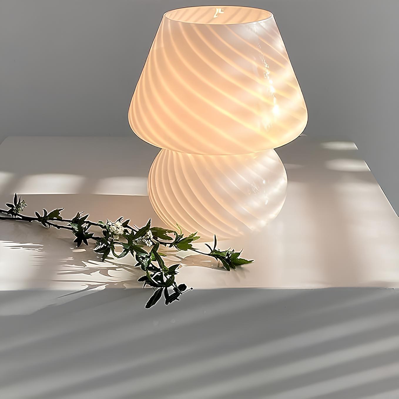 Verra™ Lampe aus mundgeblasenem Glas