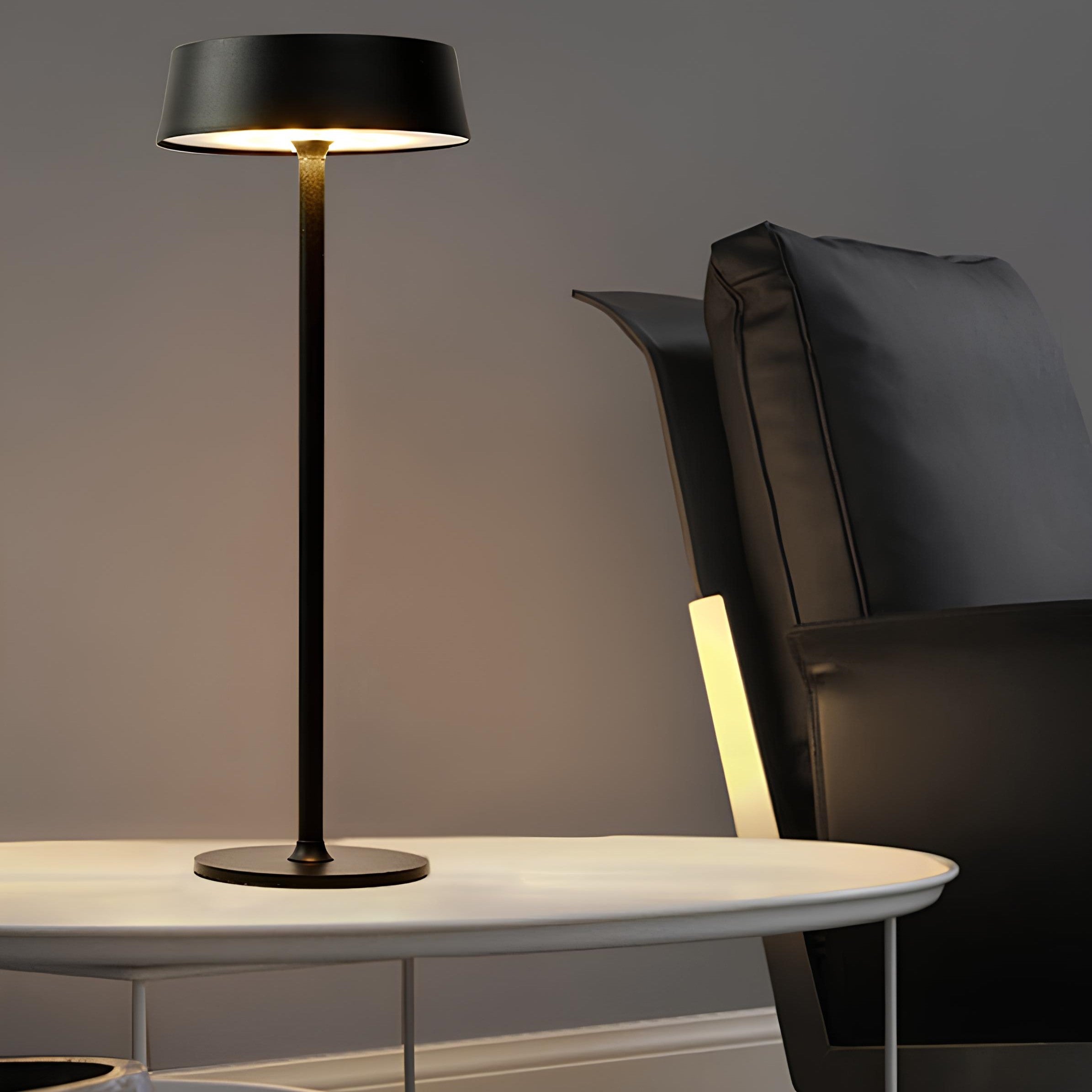 Schlanke moderne Tischlampe
