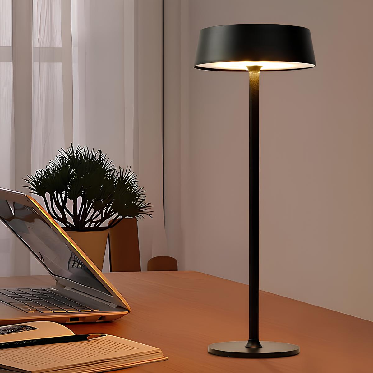 Schlanke moderne Tischlampe