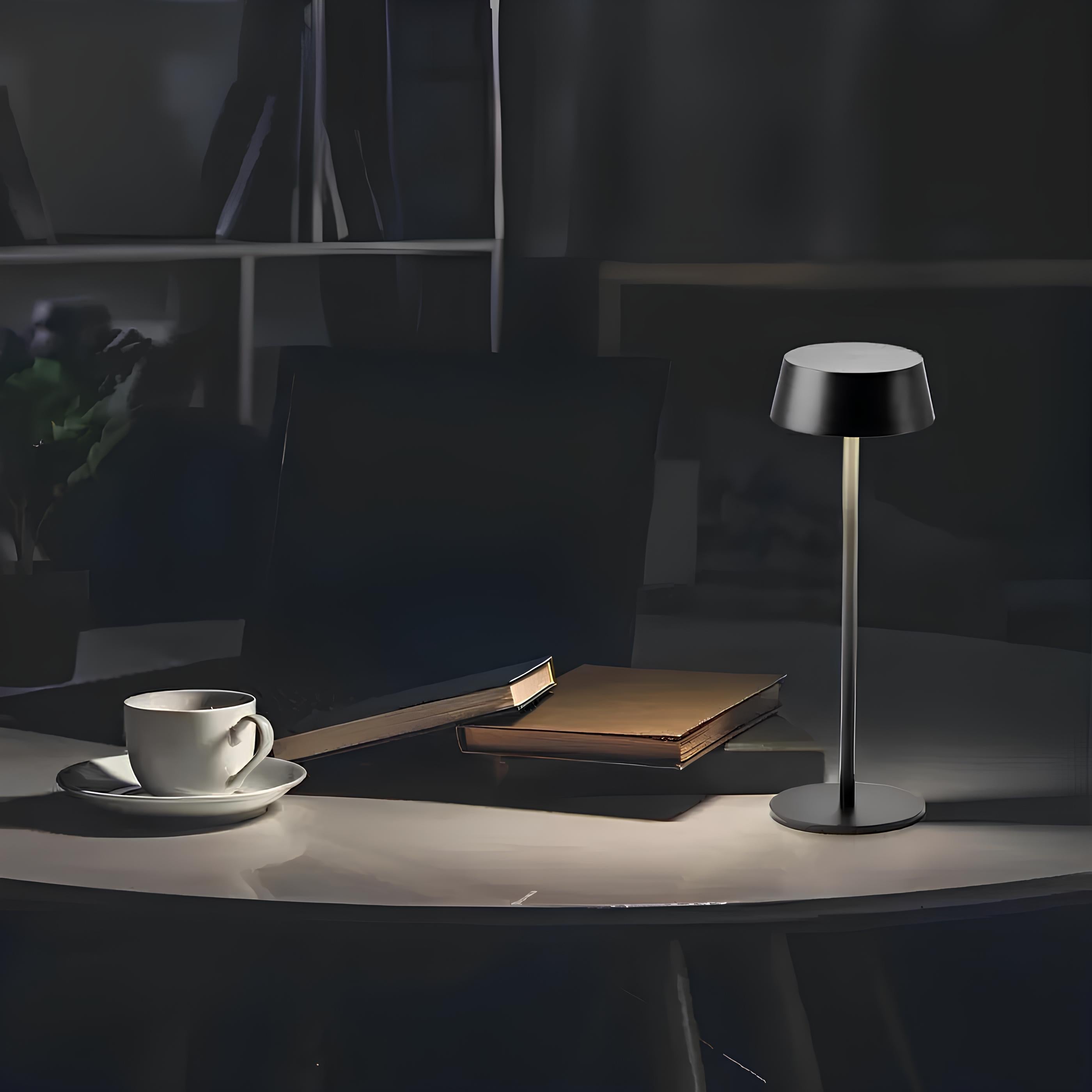 Schlanke moderne Tischlampe